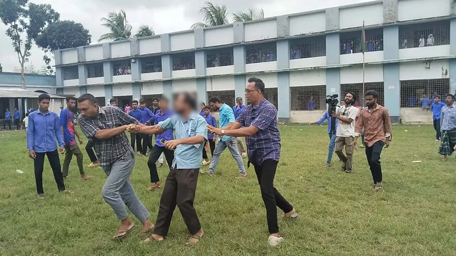শ্রেণিকক্ষে অনৈতিক কাজে জড়ানোর অভিযোগে শিক্ষককে ঘাড় ধাক্কা